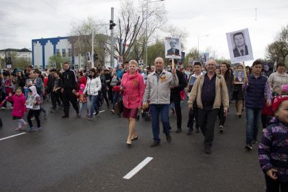 Шествие Бессмертного полка, внук Сергей с женой.