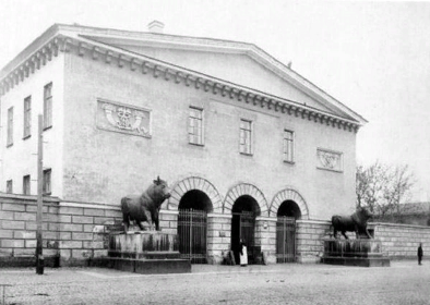 Фотография здания проходной комбината  1900 года.