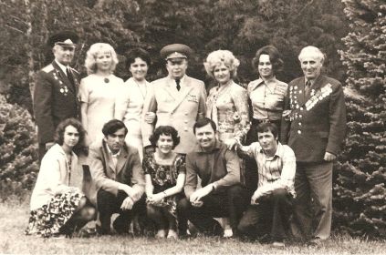 Мноян Г. Г. с воспитанниками в Грозном (справа)