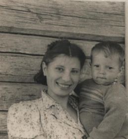 Жена с сыном Николаем фото 1942 г.