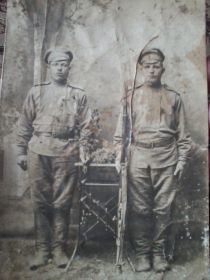 фото 1919г. Секретарев Алексей Иванович справа.