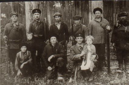 Соколов Алексей Терентьевич (верхний ряд крайний слева)