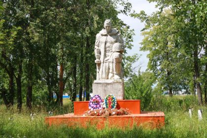 Памятник павшим воинам в селе Лобаски