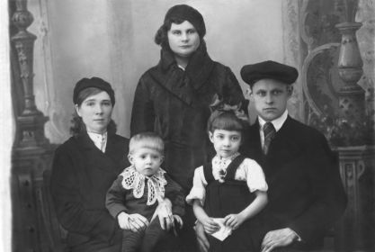 Семья Колесник (Григорий, Александра, Анатолий, Тая) и Анна Колесникова, 1940.05.10