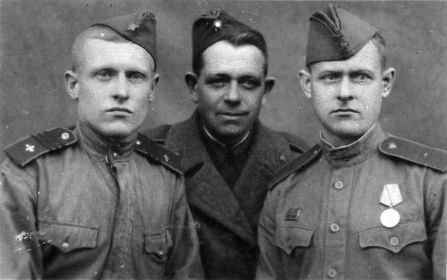 Григорий (справа) с однополчанами, 1944.10.30