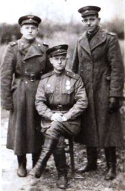 Григорий (в центре) с однополчанами в Прибалтике, 1944.11.30