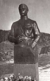 Памятник в посёлке Каз Таштагольского района  (фото из архива музея школы № 24)
