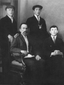 Сидит отец Николай МАтвеевич, сидит брат Иван, стоит справа брат Александр, стоит слева Наумов Наумов Дмитрий Андреевич, муж сестры Веры