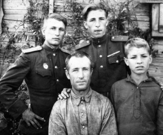 Дмитрий Иванович с отцом Иваном Ермолаевичем, братьями Василием, Валентином Попковыми, 1946 г.