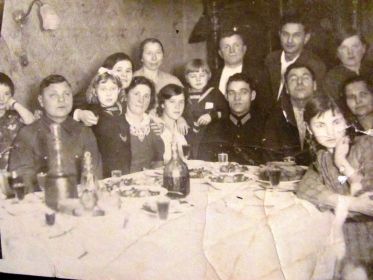 На фото: семьи Кулагиных встречают Новый год. Пелагея Кулагина -во втором ряду в центре.