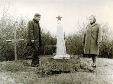 На могиле отца старший сын Владимир с женой Анной