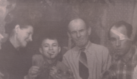 Валентин Андреевич (с права) с Родителями и сыном