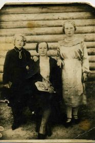 Валя слева с мамой Марией Павловной и сестрой Катей