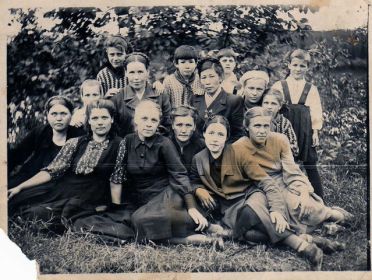 Первые учителя Эвенкии.Коновалова Л.А.в центре 1 ряда.