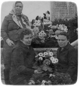 У Памятника павшим воинам в ВОВ 1941-1945гг. Тараканова Александра Васильевна с младшей и средней дочерью.1972г.