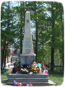 Обелиск павшим воинам в годы ВОВ 1941-1945гг. с.Медведёвка, где увековечена фамилия  Тараканова Я.А.