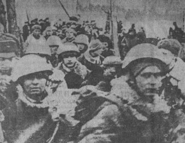 Десантники в момент посадки на корабли. Февраль 1944 года.