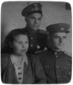 Тараканова Екатерина Яковлевна. Старшая дочь  Якова Александровича, участница ВОВ 1941-1945гг. с супругом и сослуживцем 1948г.