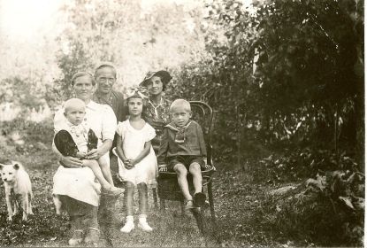 Семья инженера В.Семёнова из Ленинграда в гостях у Антоновых, станция Крюково улица 1-го Мая д.11, август 1939 года