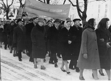 На демонстрации в честь 60-летия Октябрьской революции 1917 года в Юрмале Латвийская ССР, 1977 год.