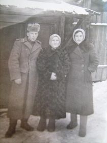 Нина Дмитриевна с мамой и с младшим братом Николаем