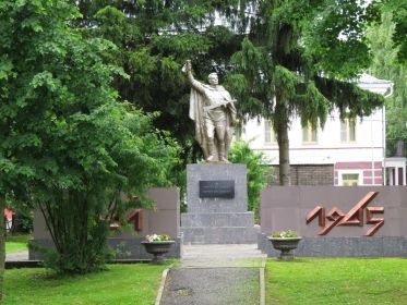 Мемориал, посвященный землякам, погибшим в годы Великой Отечественной войны 1941-1945г.г., в с. Вятское Некрасовского района Ярославской области.