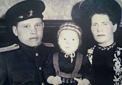 С мужем И. И. Прямоглядовым и дочерью Галиной, г. Воронеж, 1948 г.