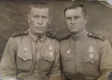 Фотография с сослуживцем (справа) – Сажко Андреем Никитичем, 1912 г.р., сержантом 1071 отд. зен. пулеметного взвода 2667 ПААС 85 ПАБ 4 гв. А