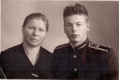 Крошкина (Кулагина) Екатерина Александровна с сыном Александром, курсантом Ярославского высшего зенитно-ракетного командного училища. 1966год.
