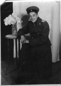 Малыгин Л.В. Фото любимой сестренке Генуське. Дрезден .1945г.