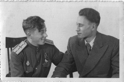 Малыгин Лев с товарищем по службе. Дрезден. 3.10. 1945 г.