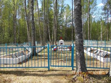 Воинское захоронение в д. Ивашово Парфинского района Новгородской области