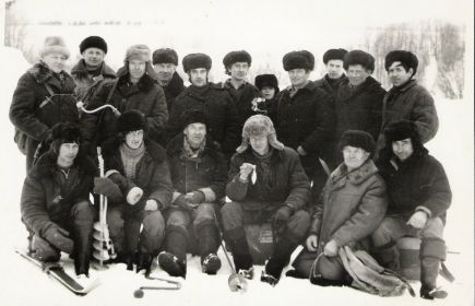Примерно 1980-е на зимней рыбалке (слева вверху)