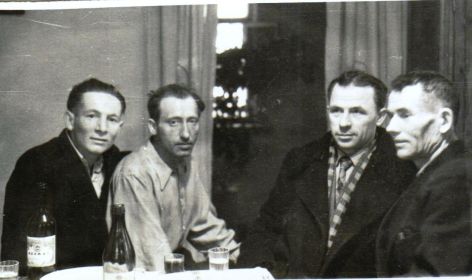 Грязнев Александр Степанович (крайний справа) и односельчане