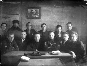 Дедушка до войны был управляющим банка. В 1937 году к ним приезжал Валерий Павлович Чкалов (на фото третий в нижнем ряду справа)