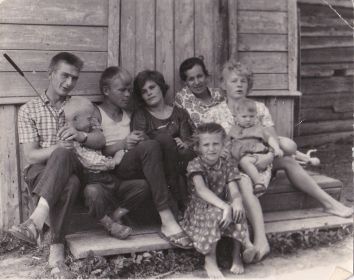Александр Мокин (третий слева).