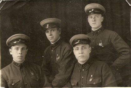 Третьяков Владимир Андреевич (крайний справа) с сослуживцами