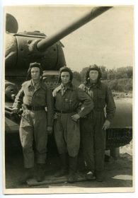 Экипаж Новикова Яши у танка Т34-85