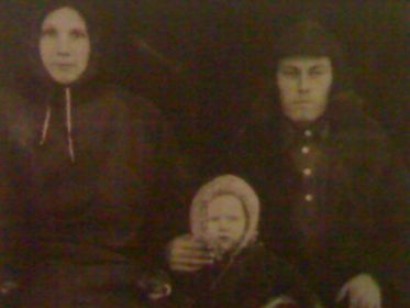 Фёдор Яковлевич с Супругой Марией Ивановной и сыном Николаем перед отправкой на фронт