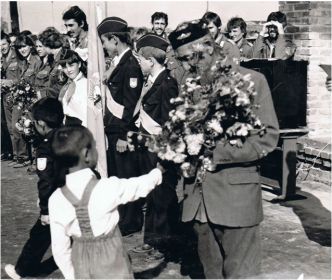 Открытие Тогунасской школы. Цветы ветерану Балыкбаеву Эбичу. 1984 год.