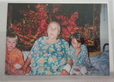 На фото я (слева), прабабушка Тася, сестра Аня