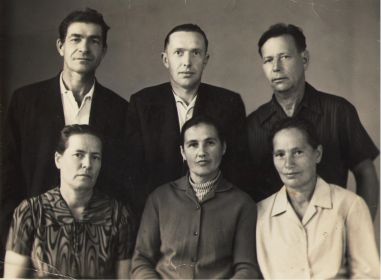 Афанасий (2ряд слева) с женой Аграфеной (1 ряд справа), по центру Дегтевы Иван и Зинаида (родная сестра Аграфены), Лапшиновы Анатолий (2 ряд справа) и Аграфена (1 ряд слева)