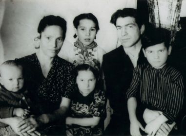 С женой Аграфеной Трофимовной и детьми - Еленой, Иваном, Натальей, Екатериной