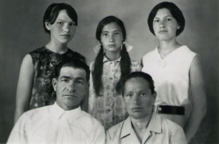 Семейное фото - Афанасий Иванович, жена Аграфена Трофимовна, дочери Наталья, Екатерина, Валентина