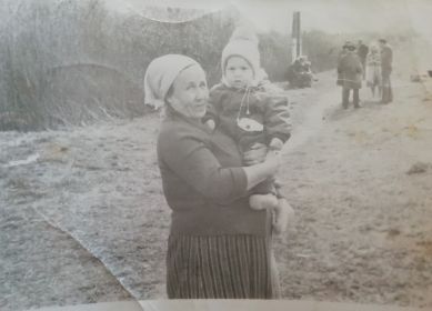 На фото прабабушка Тася  (Жена прадедушка) с внучкой Наташей (с моей мамой)