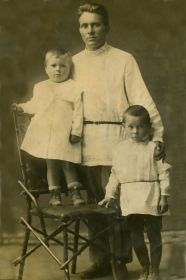 1935 год, Тимохин Николай Иванович с детьми (Евгением и Александрой)