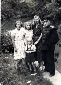 Варакин Д.Ф. после войны с женой и дочками