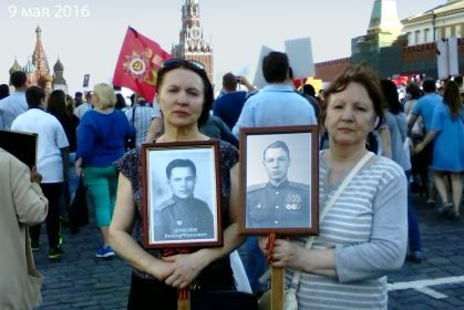 Папа вместе с мужем родной сестры, в сопровождении дочерей, снова на Красной Площади