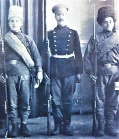 В ПМВ 1914г. , Слева Татул Минас, Чекалян Киркор унтер-офицер и неизв.