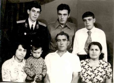 На фото Фролов Иван Федорович и Фролова Нина Александровна, сыновья Федор, Виктор, Александр, невестка Тамара и мой отец. г. Красноармейск, 1972год.